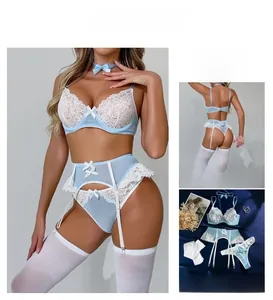 Détails d'un body en dentelle bleu clair avec broderie cœur et bas blancs assortis