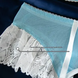 Détail de la dentelle bleu ciel transparente et du mesh avec texture ondulée