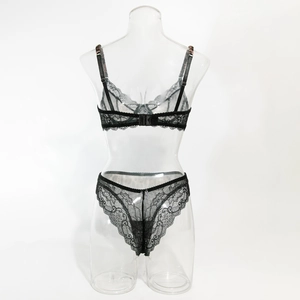 Dettaglio del set intimo in pizzo nero sexy con spalline leopardate e bordi floreali