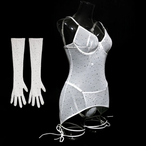 Detail eines weißen Mesh-Bodysuits und passenden langen Handschuhen mit Pailletten