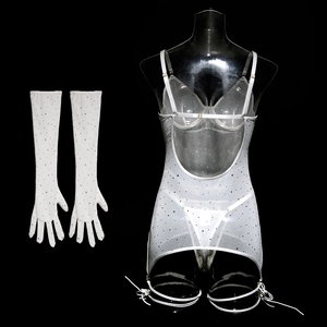 Detailansicht eines weißen Netz-Bodysuits mit glänzenden Strasssteinen und Handschuhen