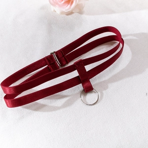 Detail eines weinroten elastischen Strumpfbands mit O-Ring und verstellbarer Schnalle