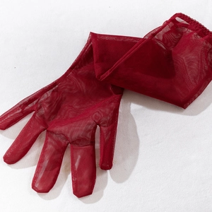 Detail von transparenten dunkelroten Netz-Handschuhen mit elastischen Rüschenbündchen