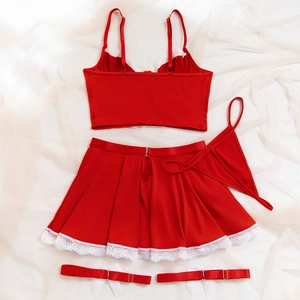 Lingerie de Noël rouge composée d'un gilet en dentelle, d'une jupe plissée et de jarretières