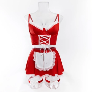 Détail d'un ensemble lingerie de Noël rouge avec dentelle blanche et jarretières à nœuds