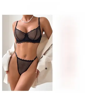 Détails d'un ensemble de lingerie en dentelle noire avec soutien-gorge et string