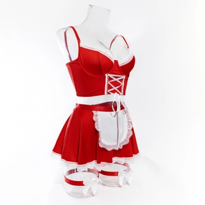 Détail d'un ensemble de lingerie de Noël rouge et blanc avec dentelle et rubans croisés