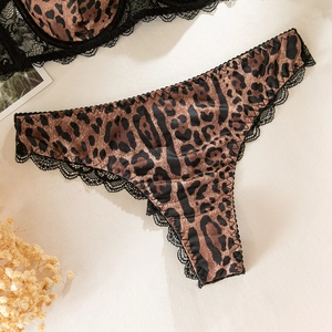 Dettaglio degli slip con stampa leopardata e bordo in pizzo a ciglia nere