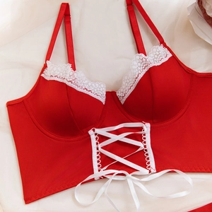 Détail de corset rouge avec bordure en dentelle blanche et laçage à ruban frontal