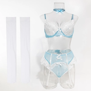 Détails d'un ensemble lingerie bleu clair en dentelle avec soutien-gorge et bas blancs