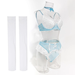 Détail d'un ensemble de lingerie en dentelle bleu clair avec porte-jarretelles et bas