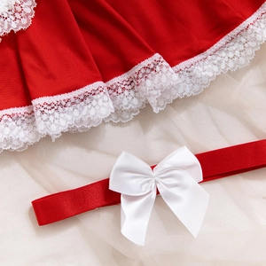 Détail de lingerie de Noël rouge avec bordures en dentelle blanche et nœud en satin