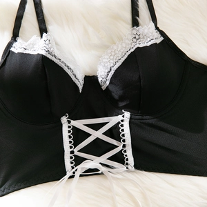 Détail d'un corset noir avec dentelle blanche et laçage en ruban de satin élégant