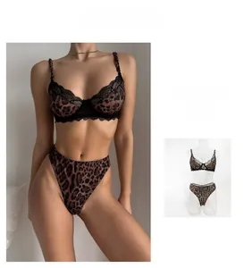 Dettaglio del reggiseno leopardato con pizzo nero e slip a vita alta coordinati