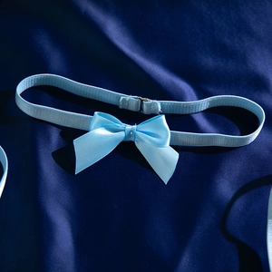 Détail d'une jarretière bleu clair avec nœud en satin et boucle métallique ajustable