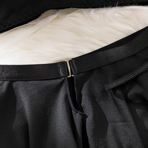 Detail der Dienstmädchenkostüm-Taille mit elastischem Band und Metallhaken-Verschluss