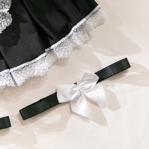 Détail de lingerie cosplay de servante avec dentelle en satin noir et nœud en ruban blanc