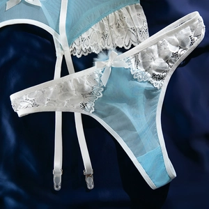 Vue détaillée à plat de lingerie en maille bleue avec dentelle blanche et nœuds satin