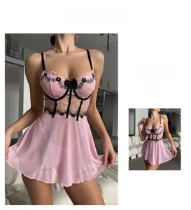 Détail de la broderie et du mesh sur la nuisette rose en dentelle avec nœud noir