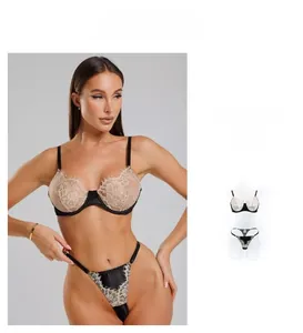 Détail d'un ensemble de lingerie en dentelle noir et beige avec soutien-gorge à armatures