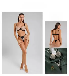 Vue détaillée de l'ensemble de lingerie en dentelle sexy avec soutien-gorge et string noir