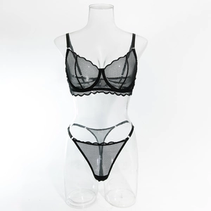 Détail d'un ensemble de lingerie en dentelle noire avec maille alvéolée et bordure festonnée