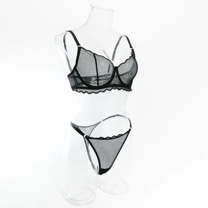 Vue détaillée d'un ensemble de lingerie en dentelle noire avec soutien-gorge et string
