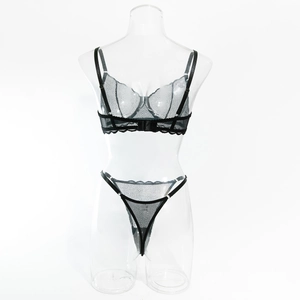 Détail d'un ensemble de lingerie en dentelle noire avec bonnets en tulle transparent