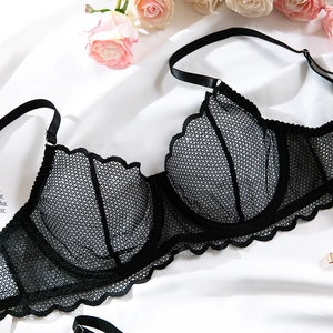 Détail de soutien-gorge en dentelle noire avec armatures et bords festonnés sur soie