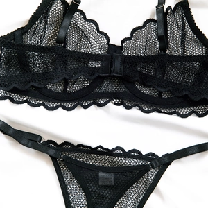 Détail d'un ensemble de lingerie en dentelle noire avec soutien-gorge à armatures et string