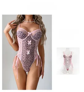 Dettaglio lingerie leopardata rosa con decorazione a fiocco e design con lacci laterali