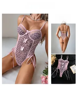 Dettaglio body leopardato rosa con lacci laterali e inserti in rete velata