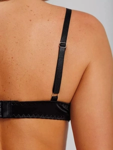 Détail de la bretelle en satin noir réglable avec boucle argentée et bordure en dentelle