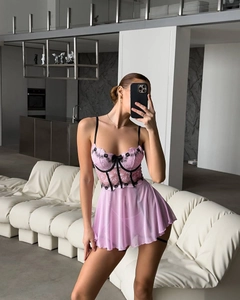 Détail de broderie florale et tulle transparent sur une nuisette couleur lavande