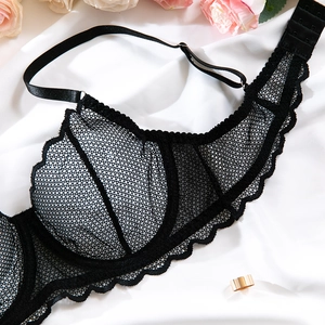 Gros plan détaillé du soutien-gorge en maille noire avec armatures et bordure festonnée