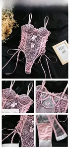 Dettagli del body in pizzo leopardato rosa con lacci laterali e fibbie sul fondo