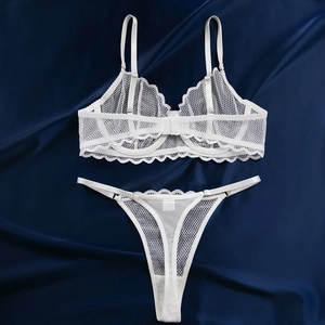 Ensemble de lingerie en dentelle blanche avec bords festonnés délicats et string assorti