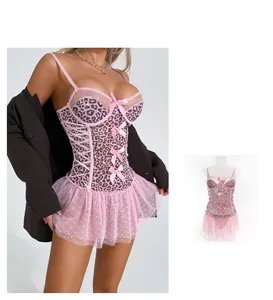 Vue détaillée de la robe en maille léopard rose avec nœuds et laçage sur le côté