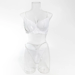 Détail d'un ensemble de lingerie en dentelle blanche avec soutien-gorge à armatures