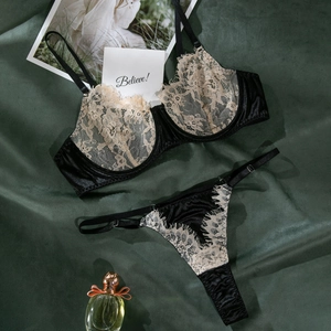 Détails de l'ensemble de lingerie en dentelle noire avec bordure en satin et armatures