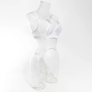 Vue détaillée d'un ensemble de lingerie en dentelle blanche avec bords festonnés