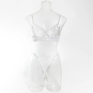 Détail d'un ensemble de lingerie en dentelle blanche avec bretelles et agrafes au dos
