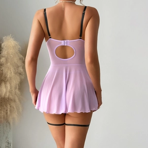 Vue détaillée du dos de la robe en tulle lavande avec bretelles noires et découpe