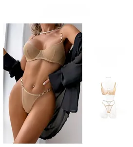 Dettaglio del set lingerie in mesh kaki con anelli dorati e reggiseno a mezza coppa
