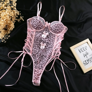 Dettaglio di body leopardato rosa con lacci laterali in rete e piccoli fiocchi