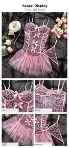 Vue détaillée d'un ensemble de lingerie léopard rose avec jupe en tulle et nœuds