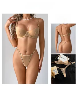 Dettaglio completo di lingerie in mesh beige con anelli dorati e spalline sottili