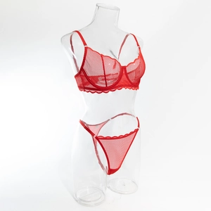 Détail d'un ensemble soutien-gorge en dentelle rouge avec armatures et string