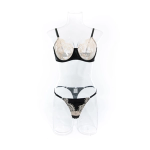 Vue détaillée de la broderie en dentelle et du satin sur un ensemble soutien-gorge