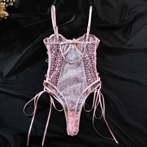 Dettaglio di body rosa leopardato con nastri laterali e tessuto in pizzo mesh
